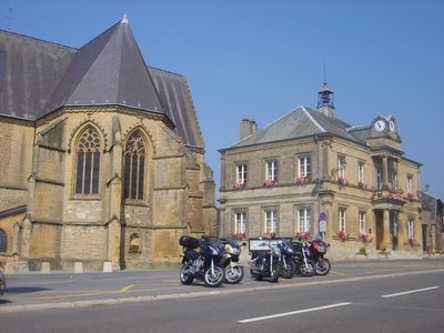 l eglise et la mairie de renwez